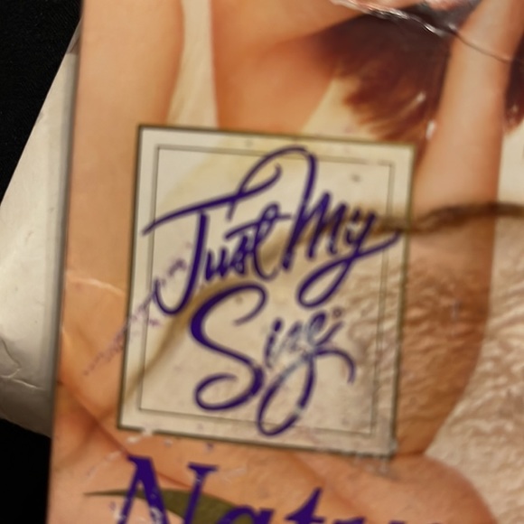 NWOT- 2 PAIRS 1 is Phantom Grey & 1 is Pearl Luster 3 X Regular Panty hose - Picture 4 of 6